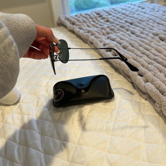 Great condition black ray ban aviators - Picture 2 of 4